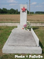 Válečný hrob na místním hřbitově